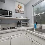 Charming Houston Studio Apt With Free Parking