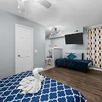 Charming Houston Studio Apt With Free Parking
